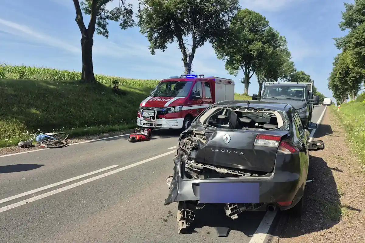 Tragedia podczas wyprzedzania na Mazowszu. Zginęła 76-letnia rowerzystka. Droga zablokowana, prokurator na miejscu