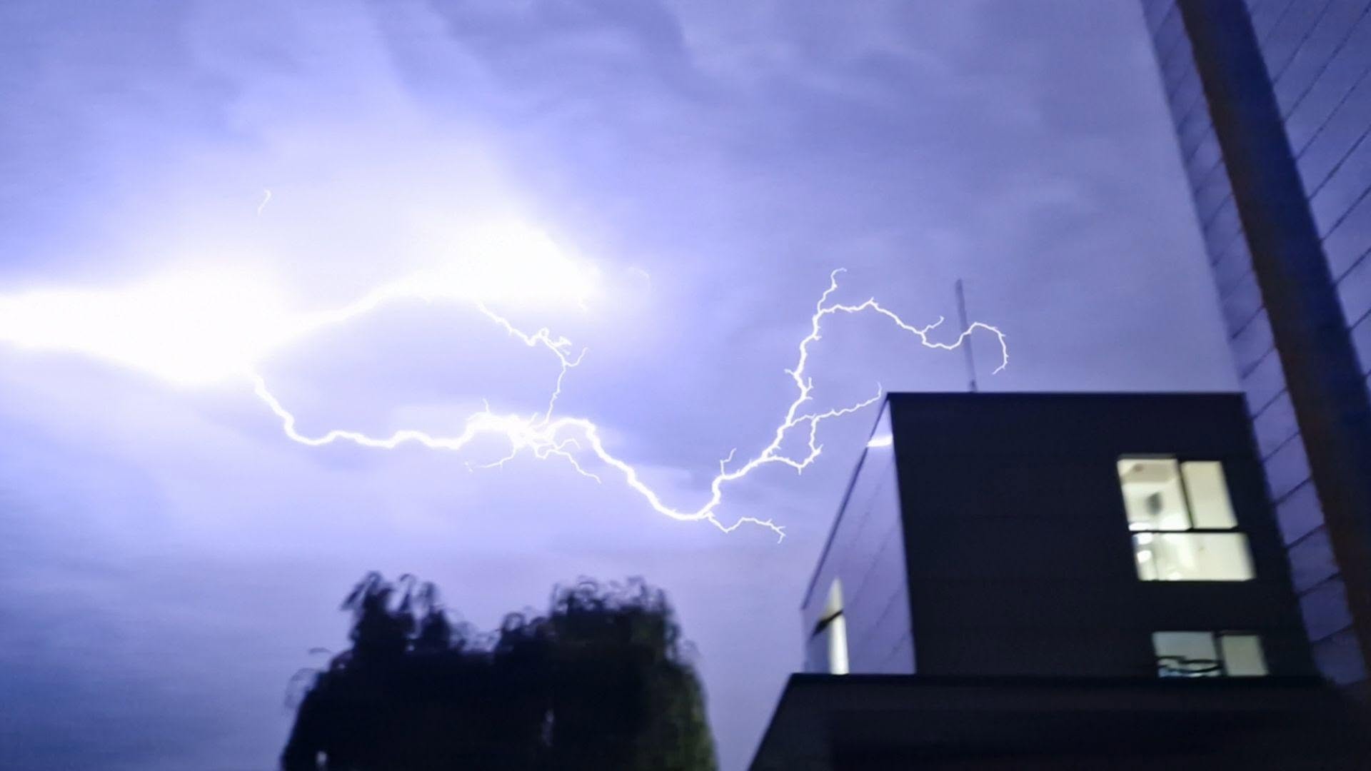 Masowa awaria prądu na Mazowszu po nocnych burzach. 21 tys. odbiorców bez zasilania
