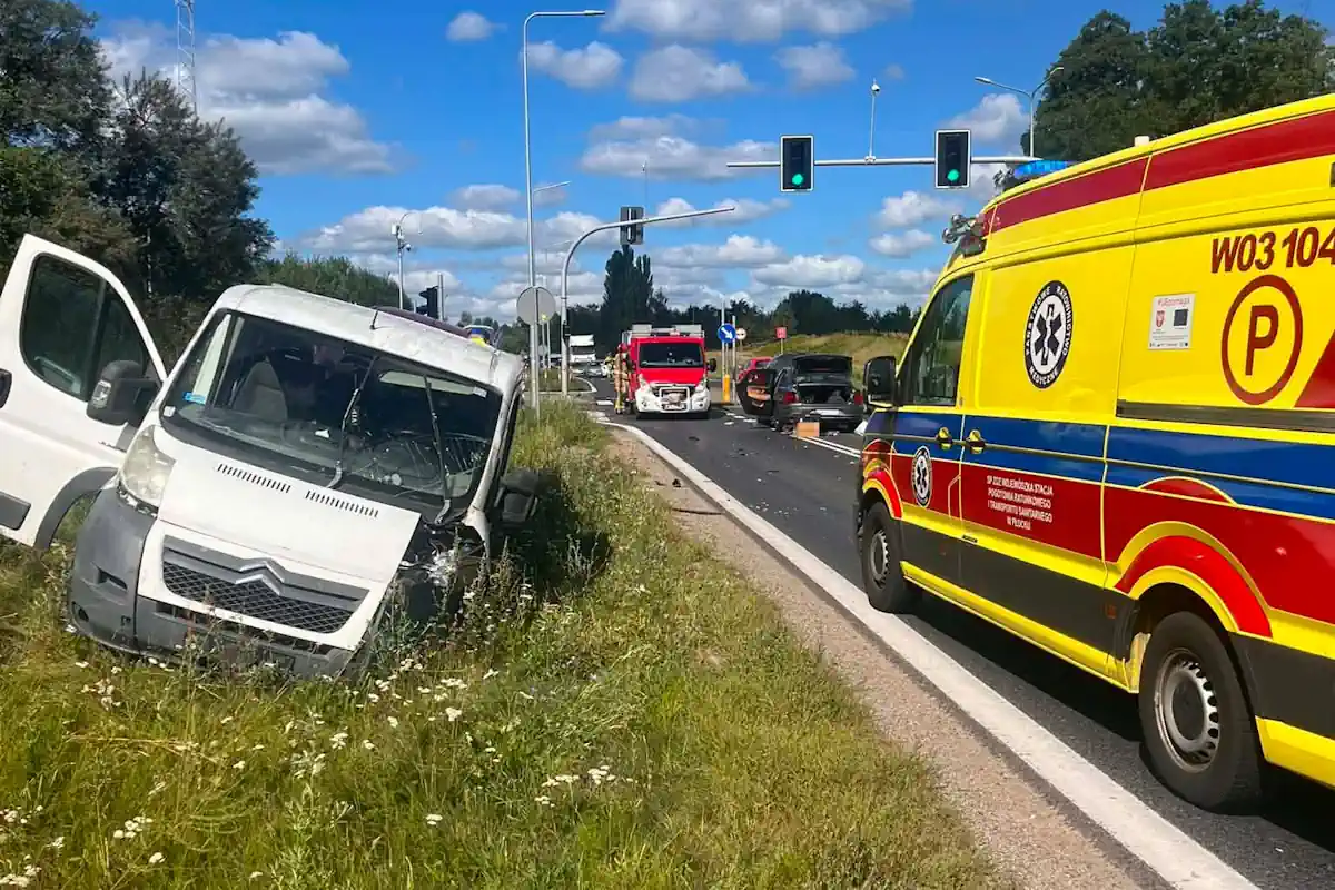 Poważny wypadek na Mazowszu. Jedna osoba w szpitalu, droga zablokowana