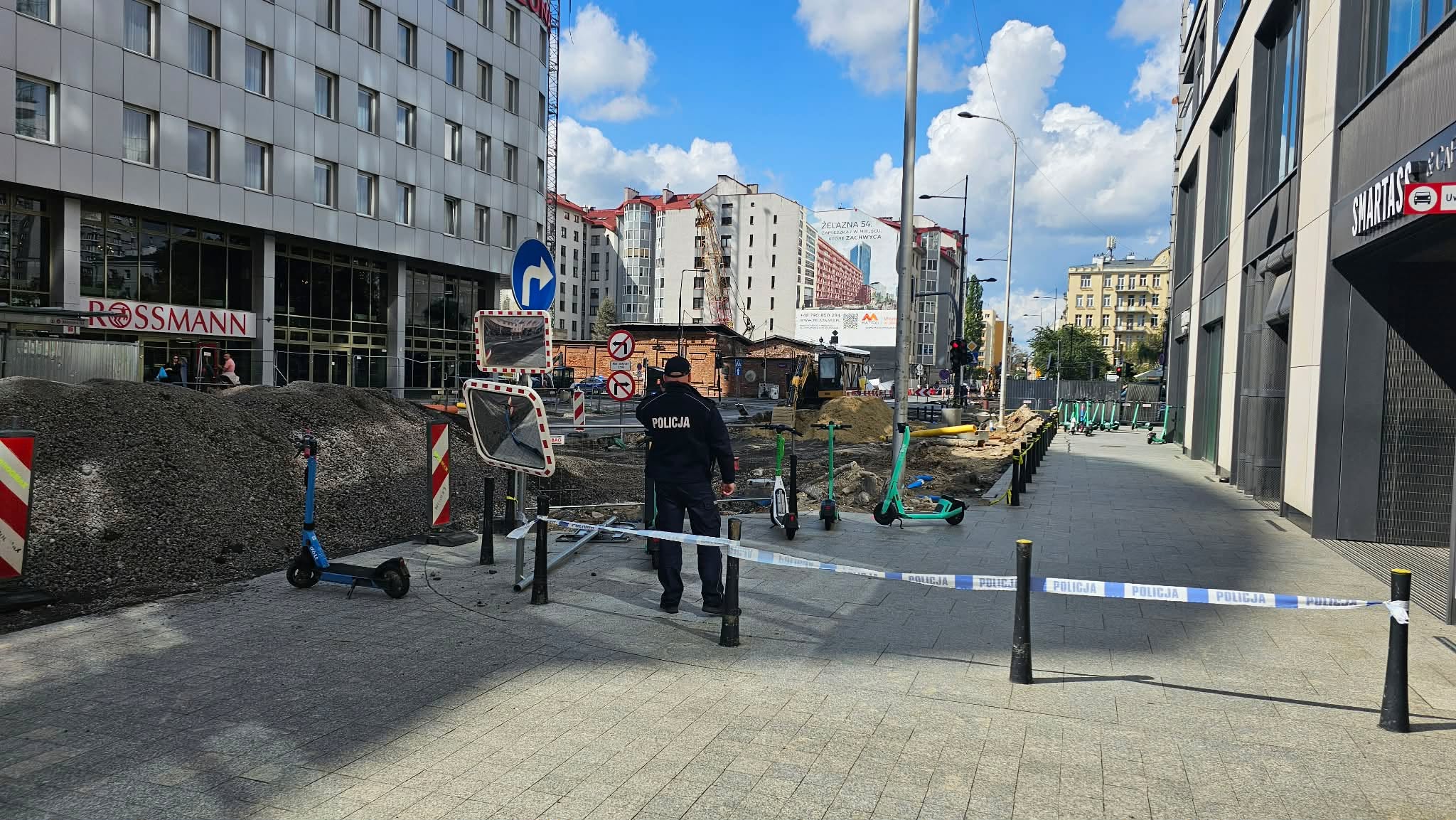 6 bomb w Centrum Warszawy. Setki ewakuowanych osób. Saperzy na miejscu