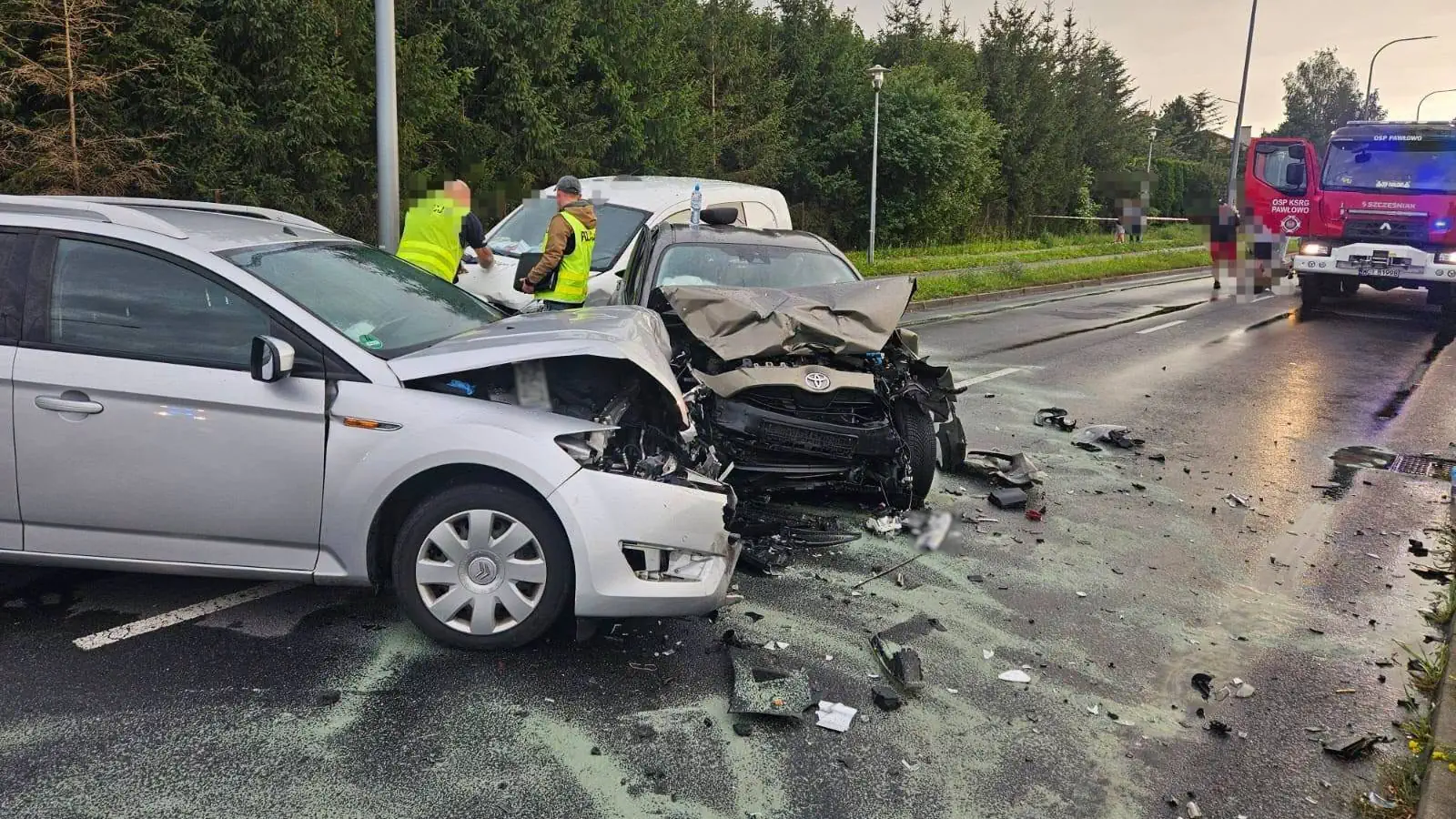 Karambol na Mazowszu. Droga zablokowana, cztery osoby w szpitalu