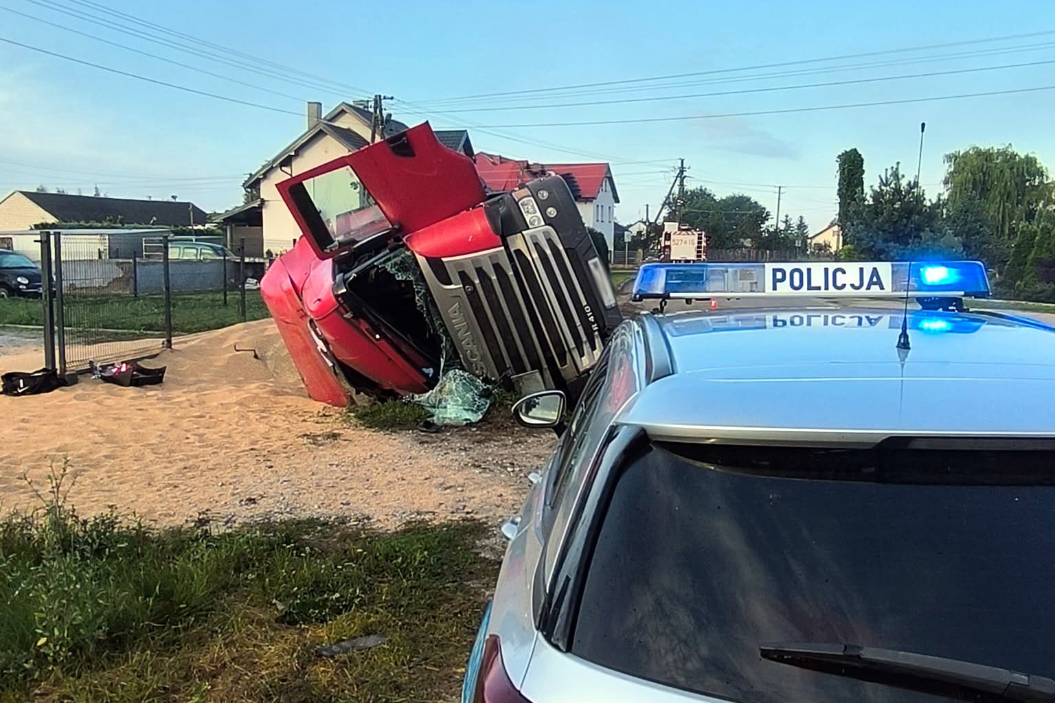 Poważny wypadek na Mazowszu. Ciężarówka przewróciła się na drodze, ogromne utrudnienia