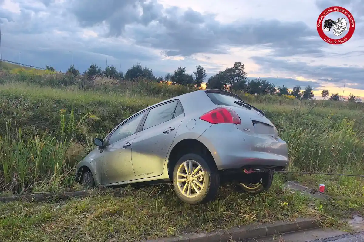 Trudne warunki do jazdy. Toyota wpadła do rowu. Droga została całkowicie zablokowana
