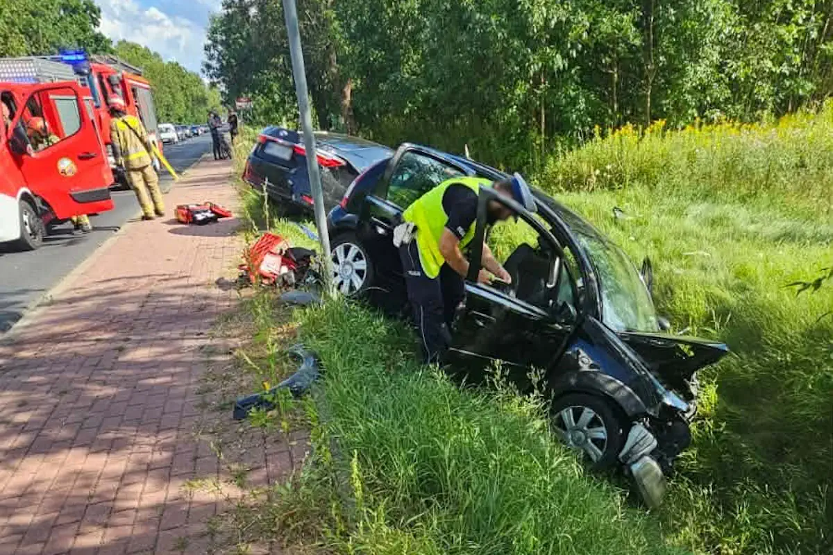 Poważy wypadek na Mazowszu. Dwie osoby ranne. Jeden z kierowców uciekł z miejsca zdarzenia zostawiając ciężko rannego pasażera