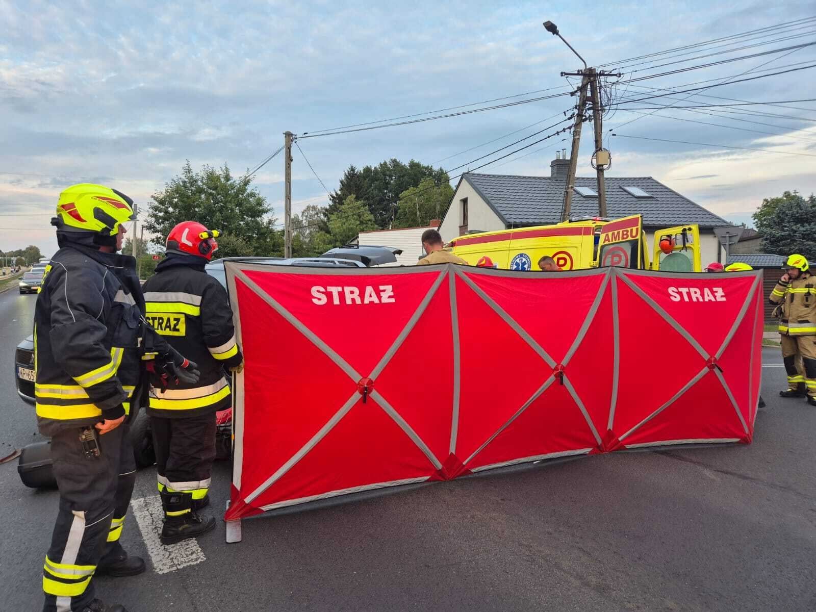 Poważny wypadek na DK62 pod Warszawą. Motocykl zderzył się z samochodem, dwie osoby trafiły do szpitala