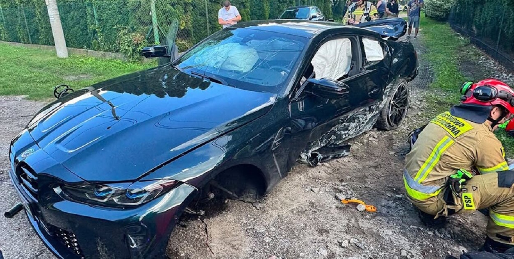 Tragiczny wypadek na Mazowszu. BMW koziołkowało i przeleciało kilka metrów nad ziemią. 38-latek nie żyje
