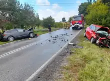 Wypadek w miejscowości Strachówko. Na zdjęciu widać akcję służb oraz dwa rozbite pojazdy.