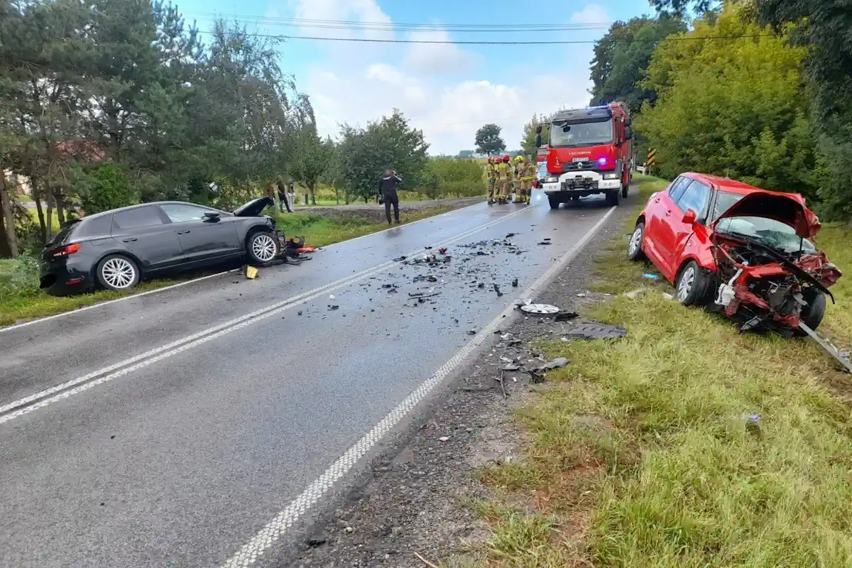 Czołowe zderzenie na Mazowszu. Cztery osoby ranne, w tym dwoje dzieci