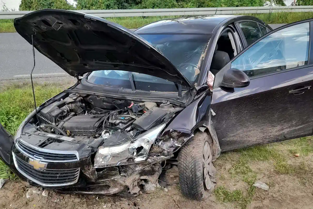 Poważny wypadek na Mazowszu. Samochód wypadł z drogi, uderzył w betonowy przepust
