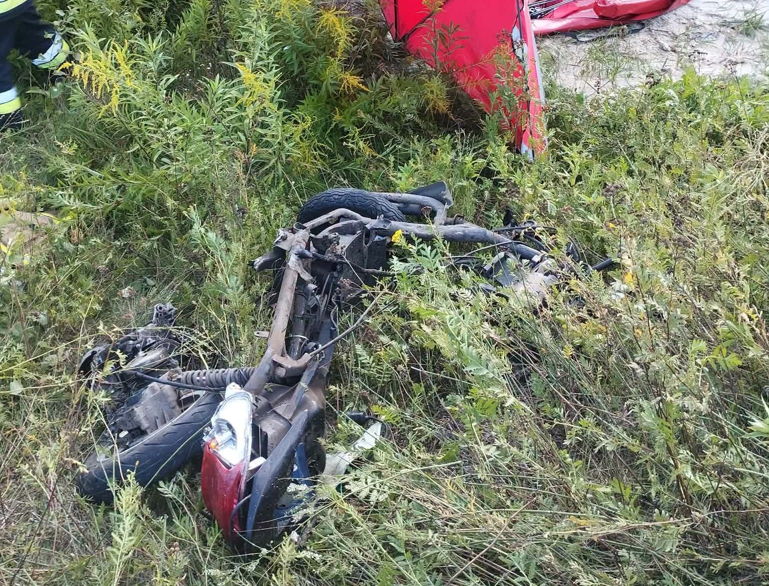 Tragedia na torach pod Warszawą. Skuter zderzył się z pociągiem. Nie żyje 14-latek
