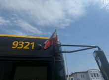 Autobus z flaga Fot. Warszawa w Pigułce