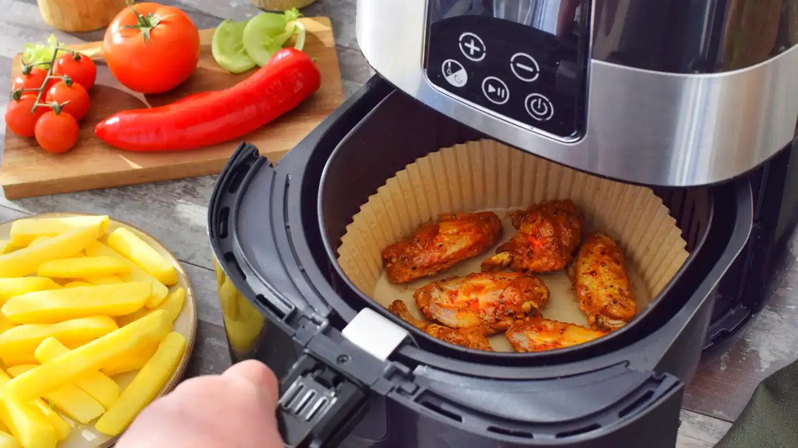 Piekarnik czy air fryer? Ten sam obiad, dwa rachunki. Liczymy koszt przygotowania