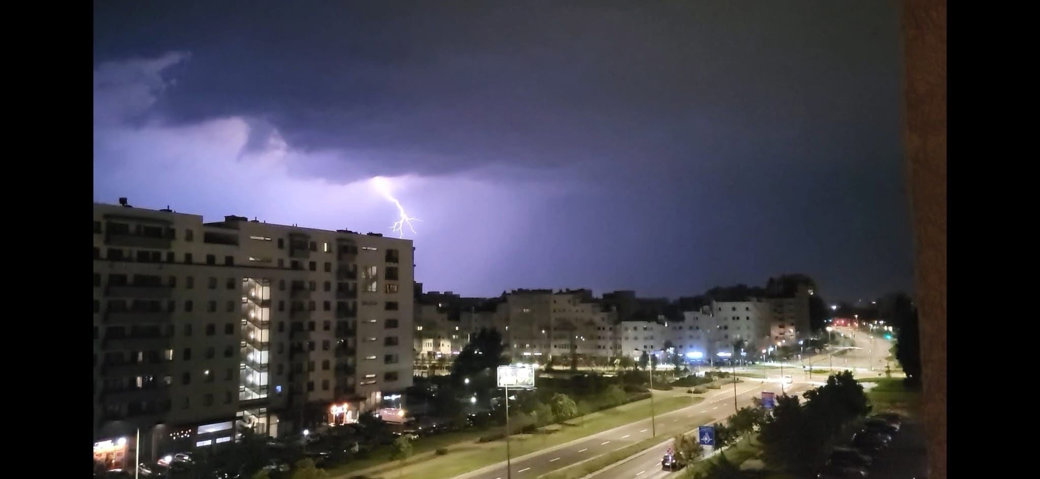 Burza nad Warszawą. Nad miastem pojawił się deszcz. Sprawdź, czego nie robić podczas burzy