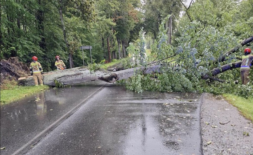 Dramatyczna sytuacja na Mazowszu. Prawie 3 tys. interwencji. Strażacy w akcji