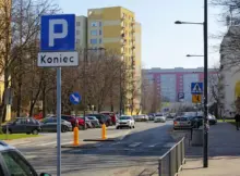 Parking na Saskiej Kępie w Warszawie.