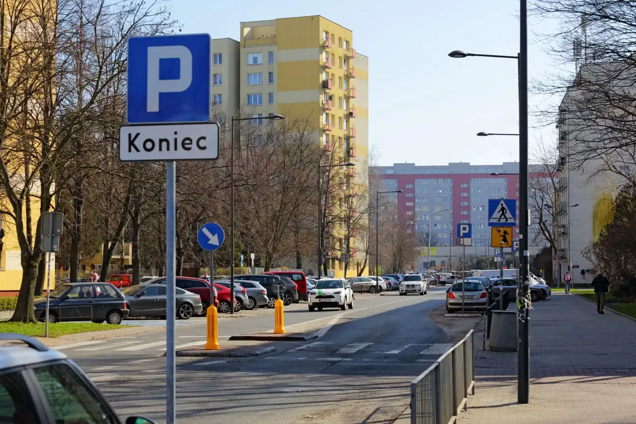 Gdzie w Warszawie wciąż zaparkujesz za darmo? Parkingi i strefy bez opłat