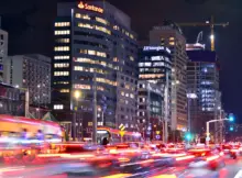 Warszawa, Polska. 20 listopada 2025 r. Życie miejskie po zmroku. W nocy ruch samochodowy przejeżdża ulicą w centrum miasta. Oświetlenie ulic i budynków górujących wokół nich.
