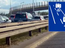 Wjazd na jeden z mostów w Warszawie. Na wierzchu znak Odcinkowego Pomiaru Prędkości. Zdjęcie poglądowe.
