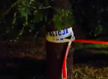 Policyjna taśma, którą zabezpiecza się miejsca zdarzenia.