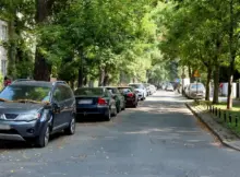 Kierowcy parkują przy ulicy na Saskiej Kępie w Warszawie.