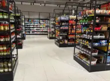 Alejka delikatesów z produktami.