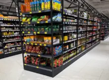 Alejka delikatesów z produktami.