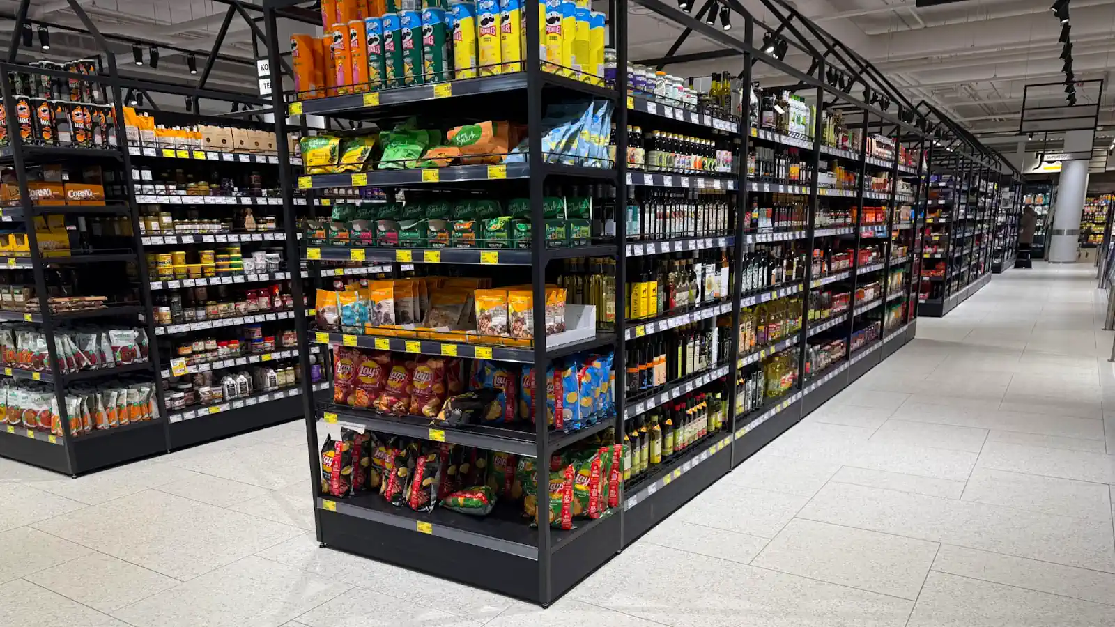 Koniec sklepów, jakie znamy. Od wczoraj w życie weszły nowe przepisy UE, które wyczyściły półki z tych produktów