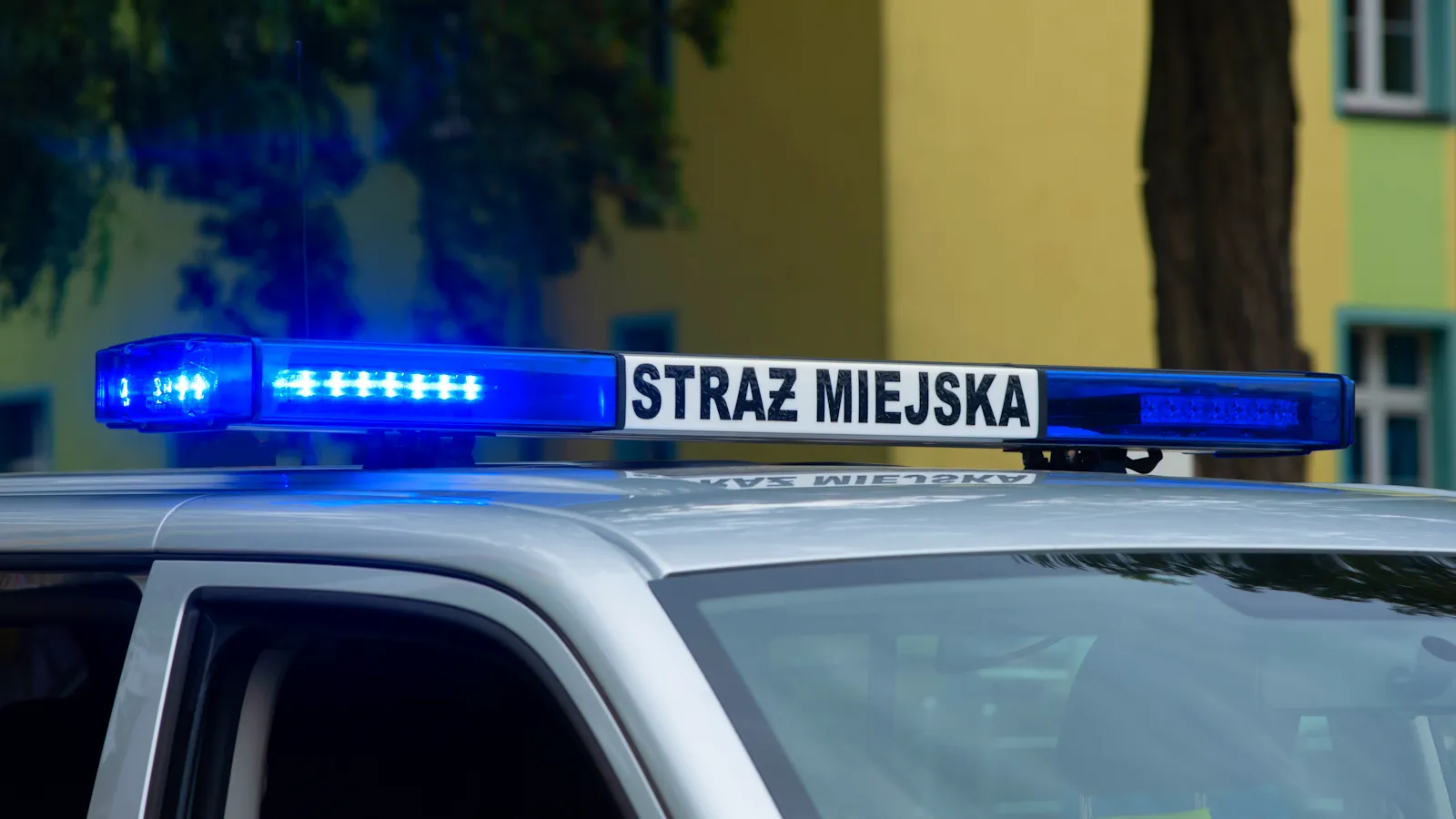 Radiowóz straży miejskiej na sygnale.