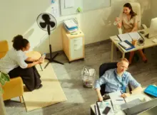 Biuro w falę upałów. Pracownicy robią przerwę w pracy.