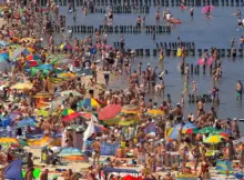 Zatłoczona plaża w Ustce, popularny nadmorski kurort w Polsce.