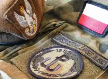 Fragment umundurowania żołnierza Wojsk Obrony Terytorialnej. Na zdjęciu fragment munduru oraz beretu z emblematami i flagą.