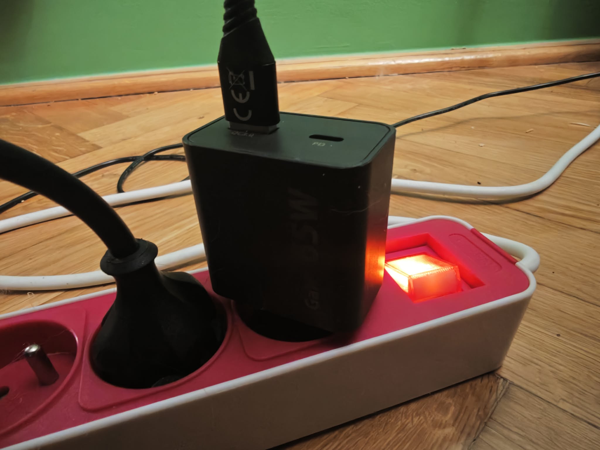 Robisz tak z ładowarką po naładowaniu telefonu? Ten nawyk niepotrzebnie zużywa energię