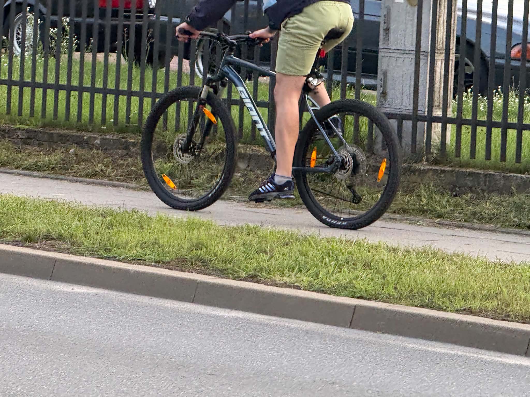 Uważajcie na popularnej trasie rowerowej z Warszawy. Ktoś rozrzuca pinezki, rowerzyści łapią gumy
