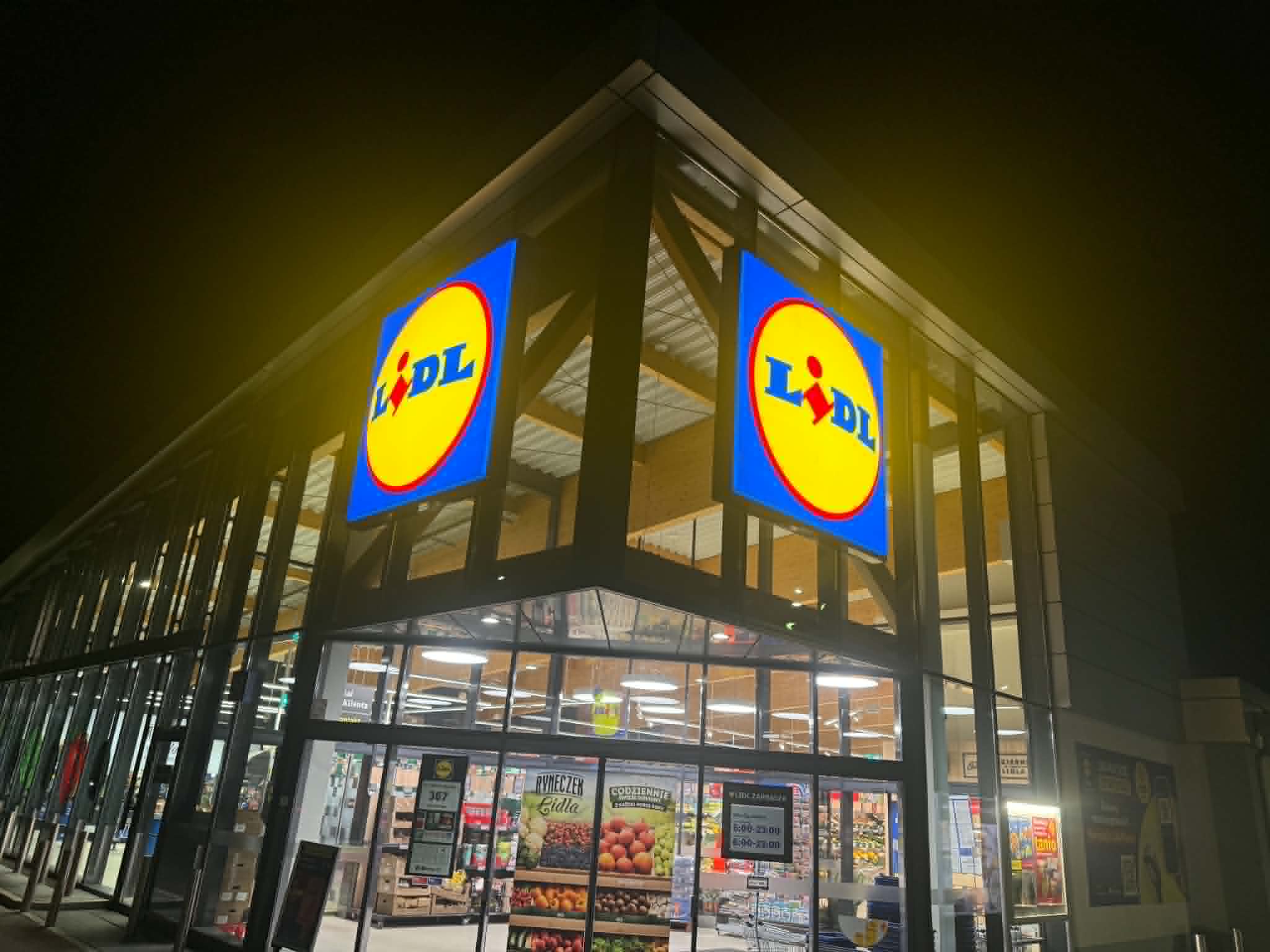 Wielkie promocje w Lidlu. Klienci kupują na zapas. Niektóre produkty niemal za darmo