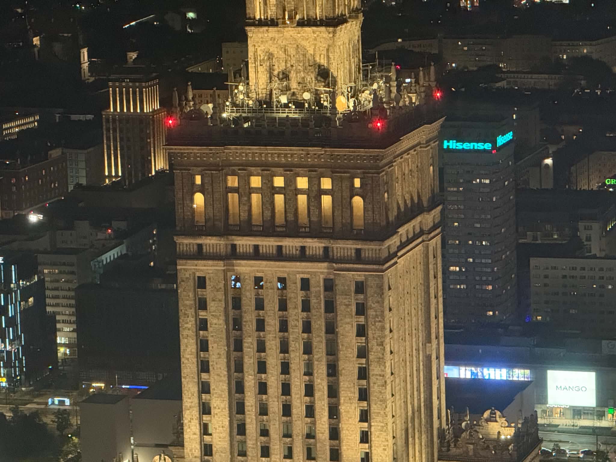 Tragedia przy Pałacu Kultury i Nauki. Nie żyje 31-latek. Świadkami dramatu byli jego znajomi