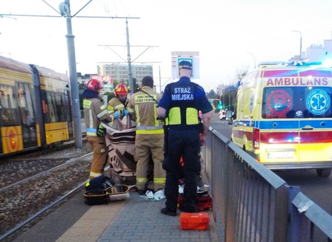 Dramatyczna walka o życie człowieka na przystanku tramwajowym