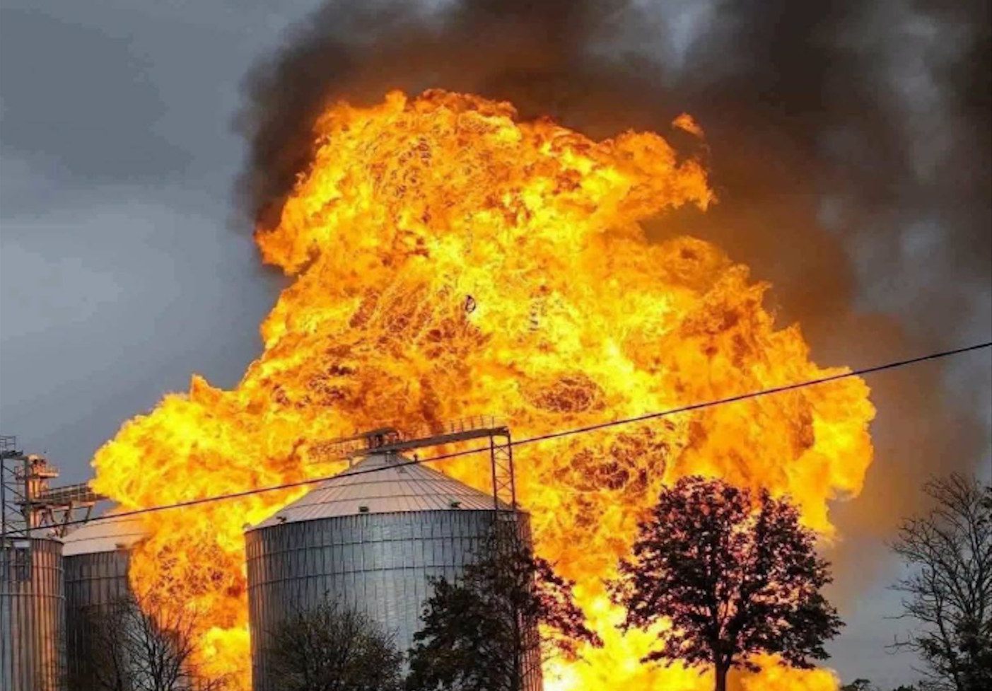 Potężny wybuch zbiorników z gazem LPG. Dwie osoby poszkodowane, na miejscu 18 zastępów straży