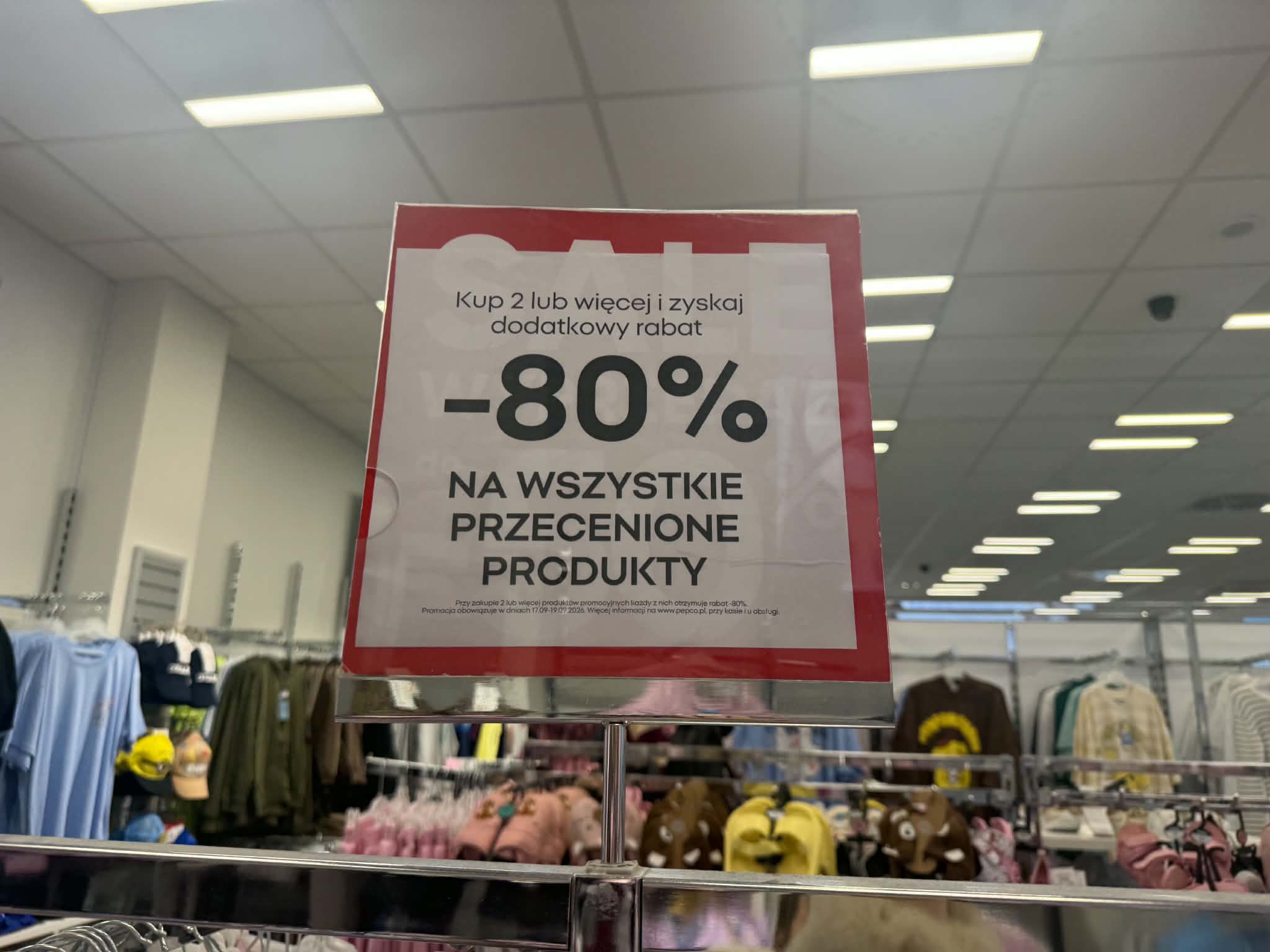 Gigantyczna wyprzedaż w Pepco. Kolejki do kas, ludzie wynoszą zakupy całymi torbami. Dodatkowe 80 proc. rabatu
