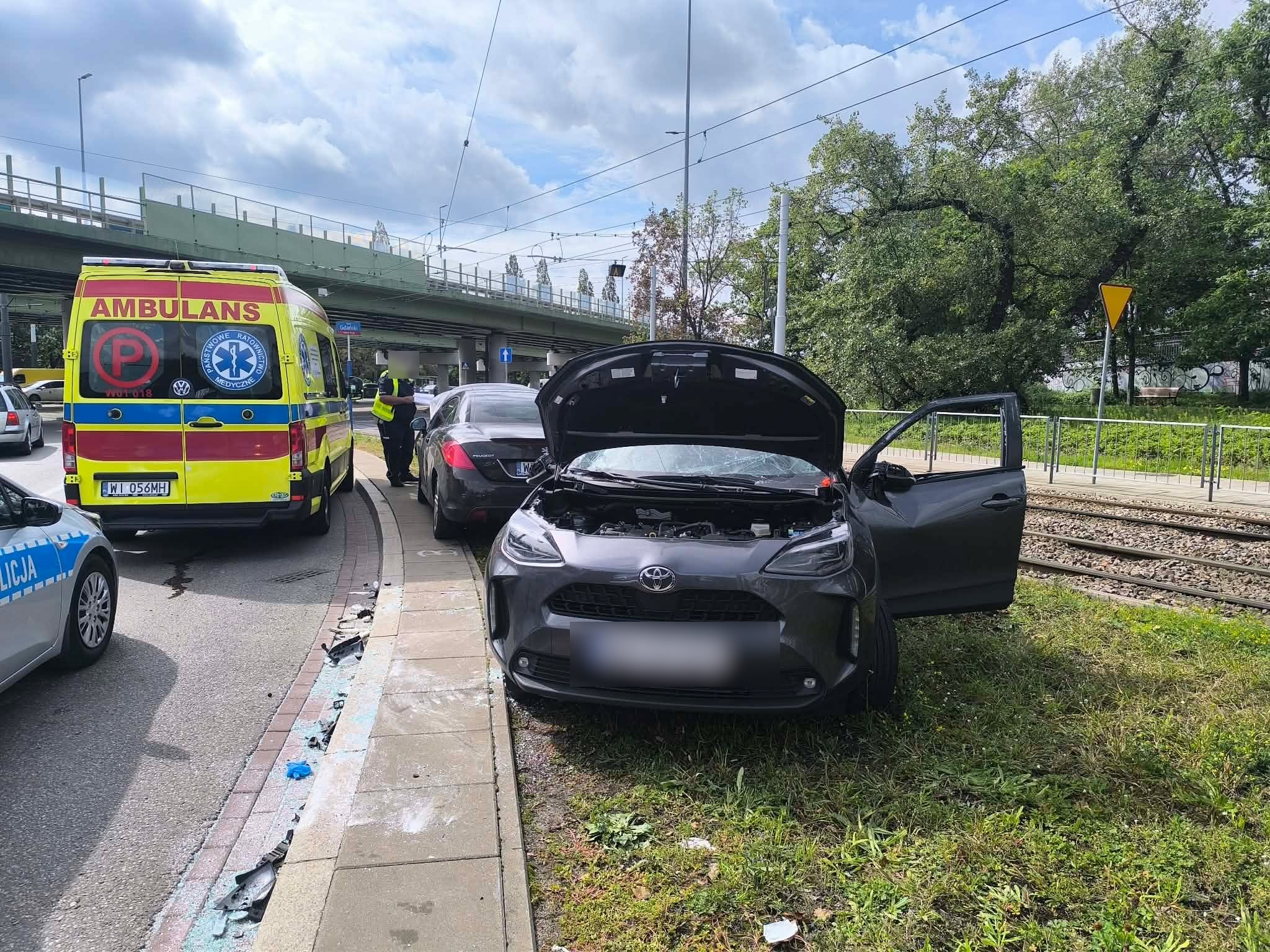 Poważny wypadek na rondzie Starzyńskiego. Samochód wypadł z drogi, duże utrudnienia w kierunku Pragi