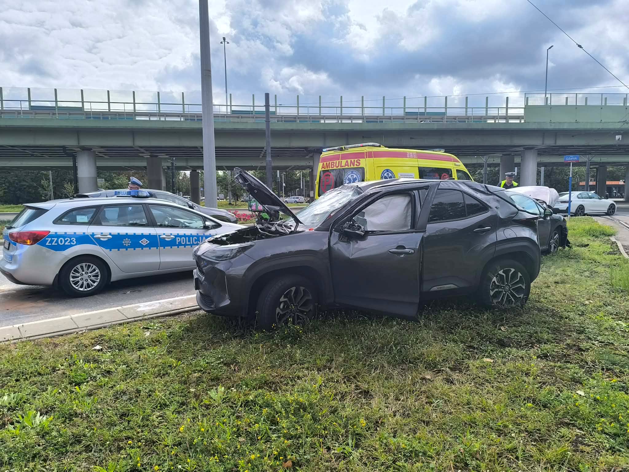 Poważny wypadek na rondzie Starzyńskiego. Toyota i Peugeot dachowały. Duże utrudnienia w kierunku Pragi