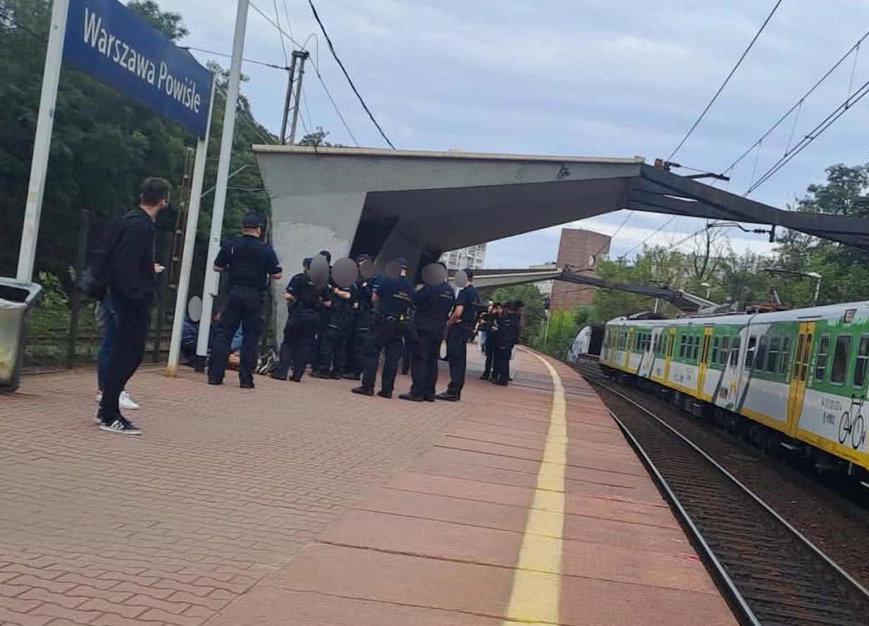 Duża interwencja policji na stacji Warszawa Powiśle. Funkcjonariusze otoczyli grupę obcokrajowców