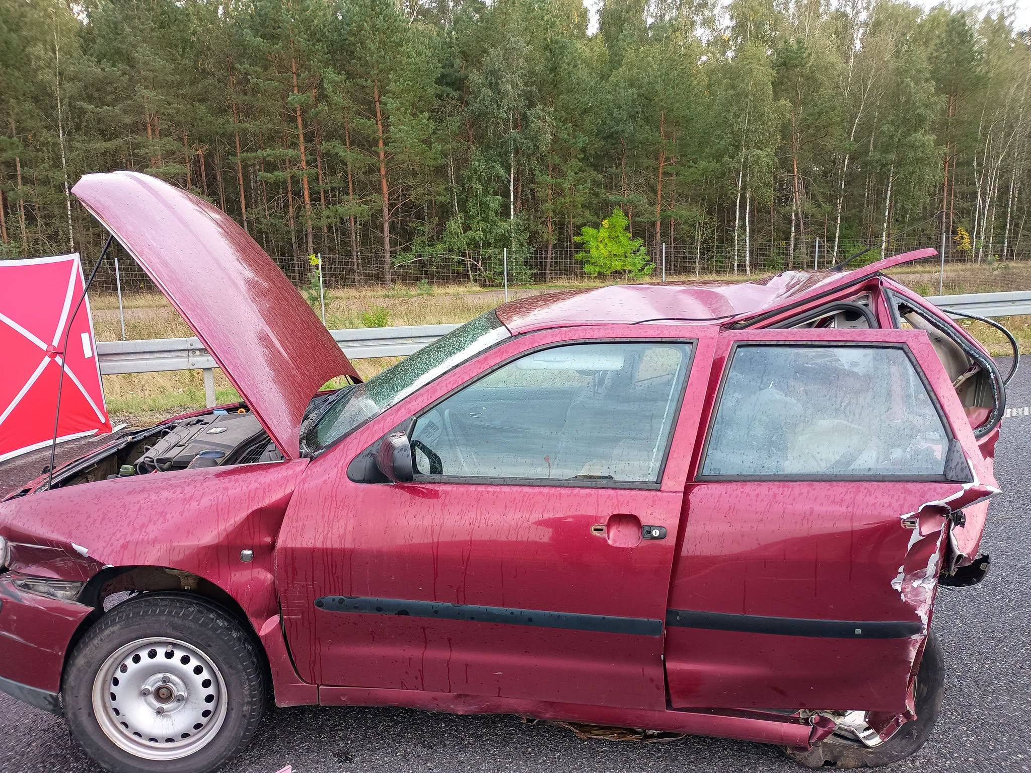 Śmiertelny wypadek na S8. Kierowca Mercedesa odjechał, potem próbował uciekać pieszo. Jedna osoba nie żyje