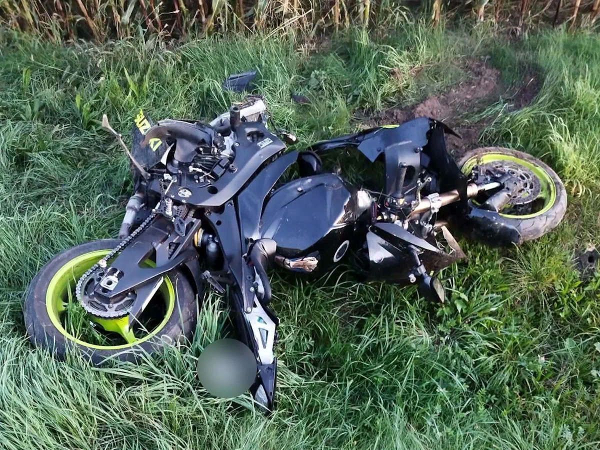 Tragiczny wypadek pod Wołominem. Motocykl zderzył się z koparkoładowarką. Jedna osoba nie żyje