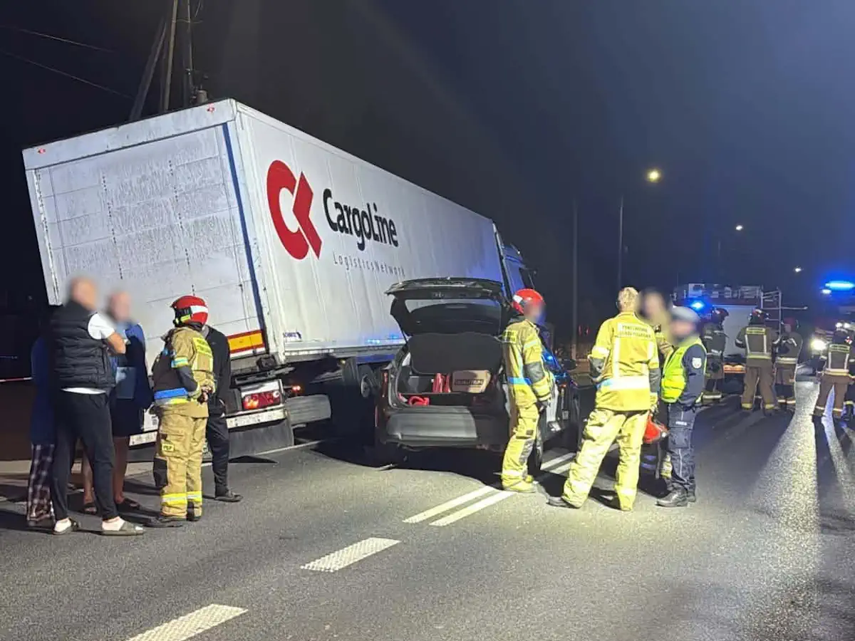 Poważny wypadek na Mazowszu. Zderzenie samochodu ciężarowego z osobowym. 20-latka trafiła do szpitala, droga całkowicie zablokowana