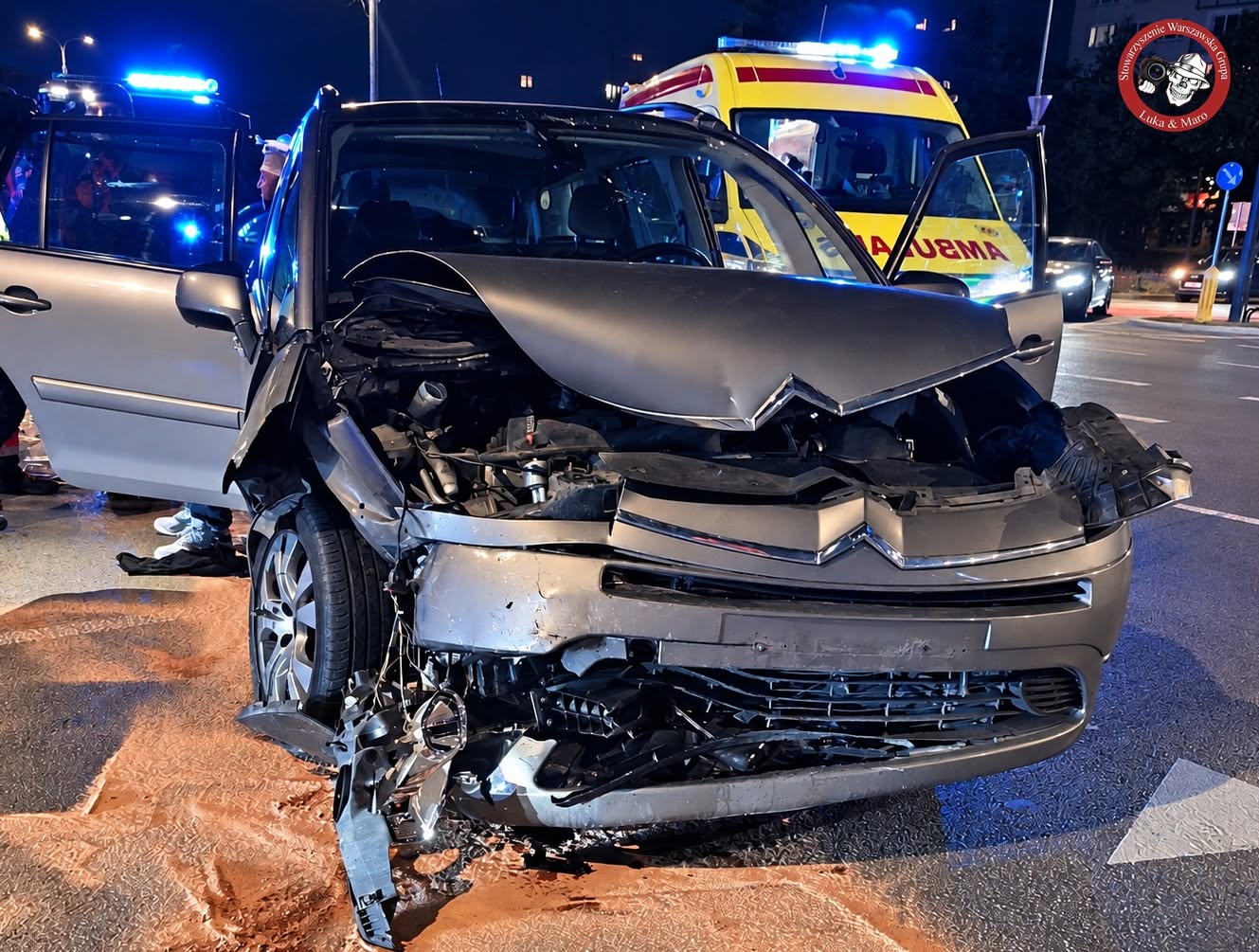 Pilny wypadek w Warszawie. Zderzenie dwóch samochodów, są osoby poszkodowane
