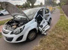 Groźny wypadek w Płocku przy ul. Harcerskiej. Na zdjęciu widać dwa rozbite samochody.