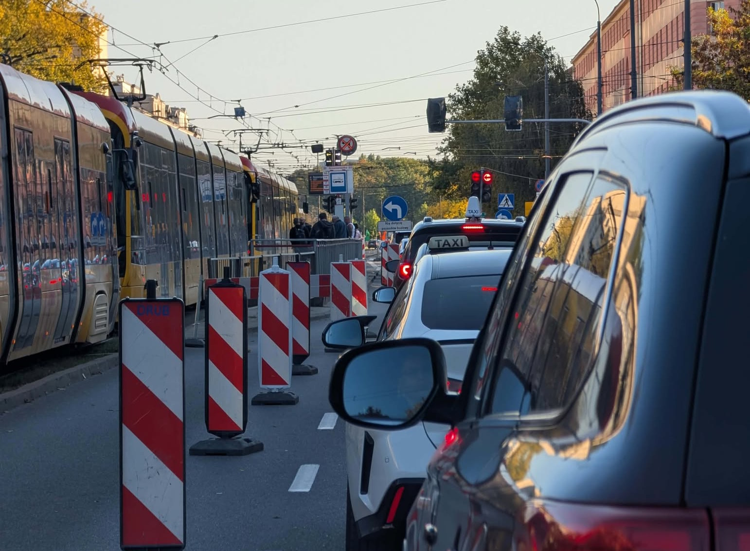 Aleja Niepodległości stanęła. Gigantyczny korek w stronę Mokotowa, kierowcy utknęli przed zamkniętym odcinkiem