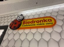 szyld i logo sklepu Biedronka