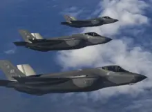 Trzy myśliwce F-35A Lighting II, przydzielone do 355 Dywizjonu Myśliwskiego, przygotowują się do odbioru paliwa z rakiety nośnej KC-135, przydzielonej do 909 Dywizjonu Tankowania Powietrza, podczas Northern Edge 2025 w pobliżu bazy sił powietrznych Eielson, Alaska, 22 sierpnia 2025 r. Zdjęcie poglądowe.