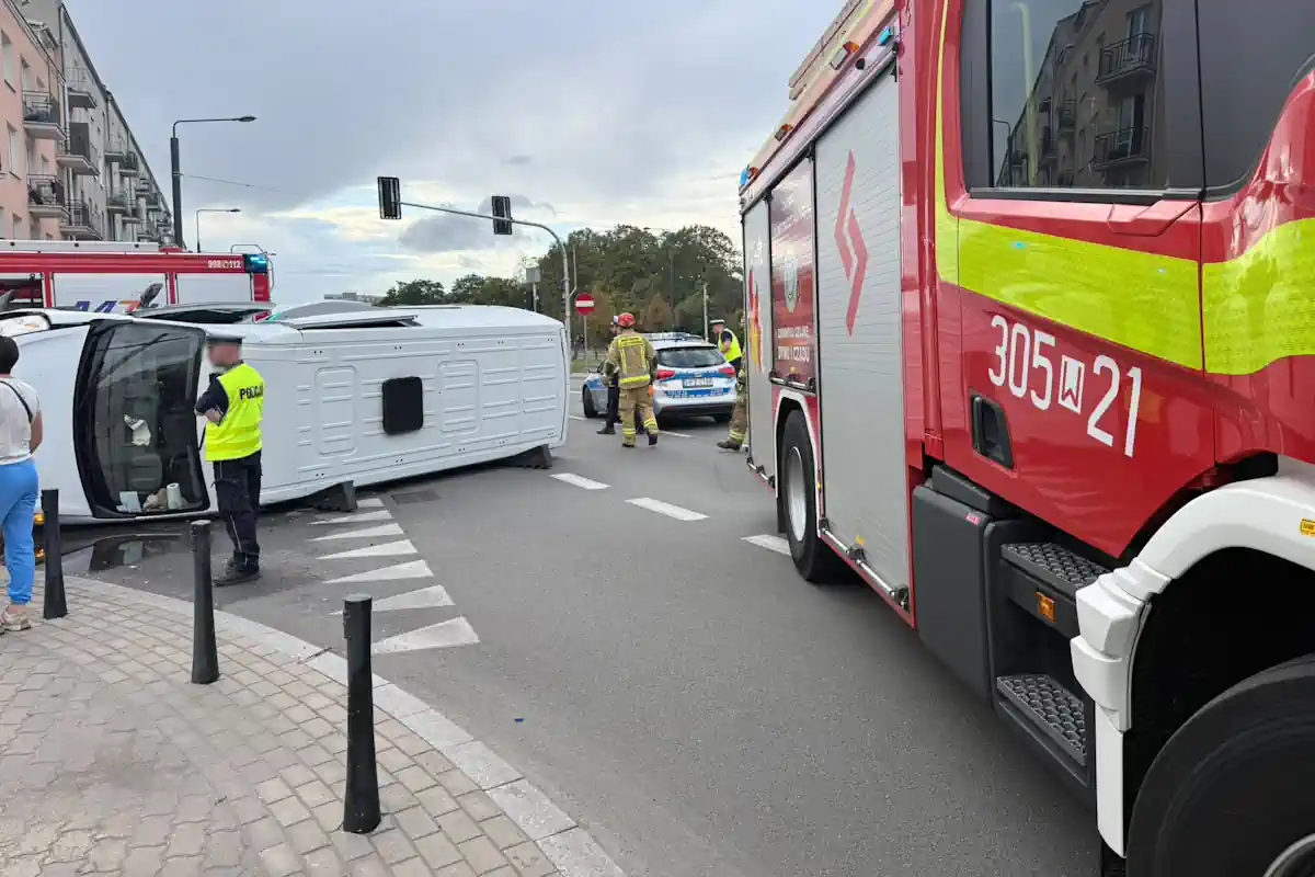 Poważny wypadek na skrzyżowaniu. Audi zderzyło się z busem. Samochód na boku, jedna osoba trafiła do szpitala